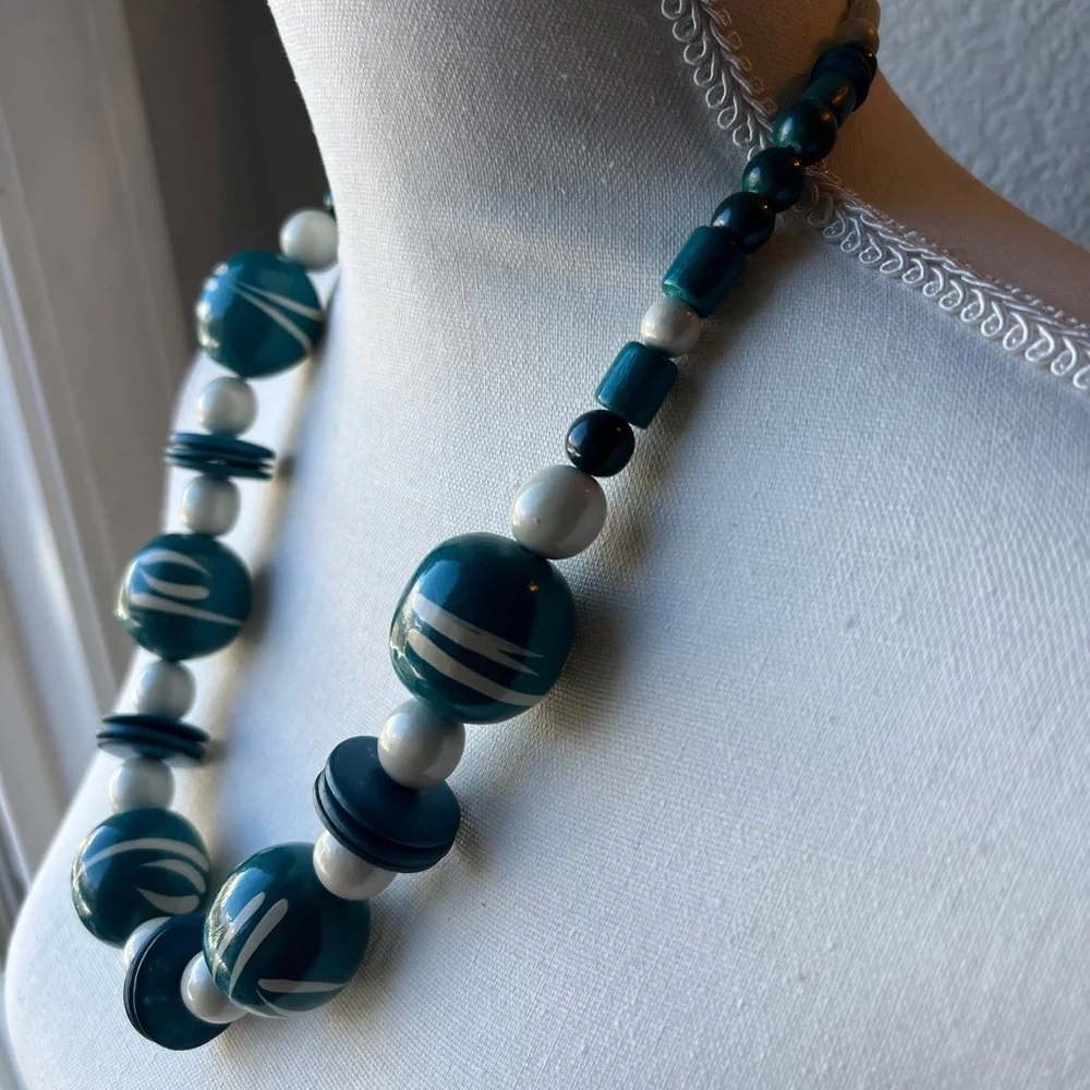Vintage chunky wood  teal and white necklace - Picture 4 of 7